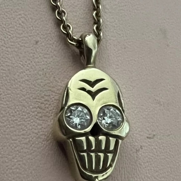 Me & Ro Jewelry - Me & Ro 18k YG Skull necklace 4 diamonds